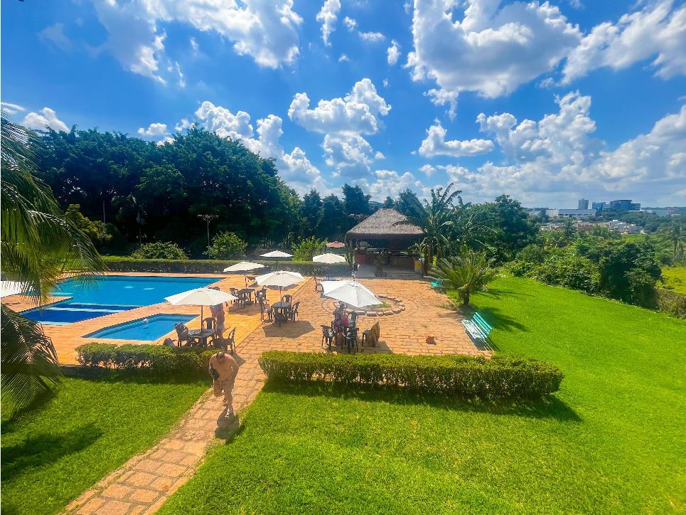 Vista aérea da piscina e quiosque com churrasqueira