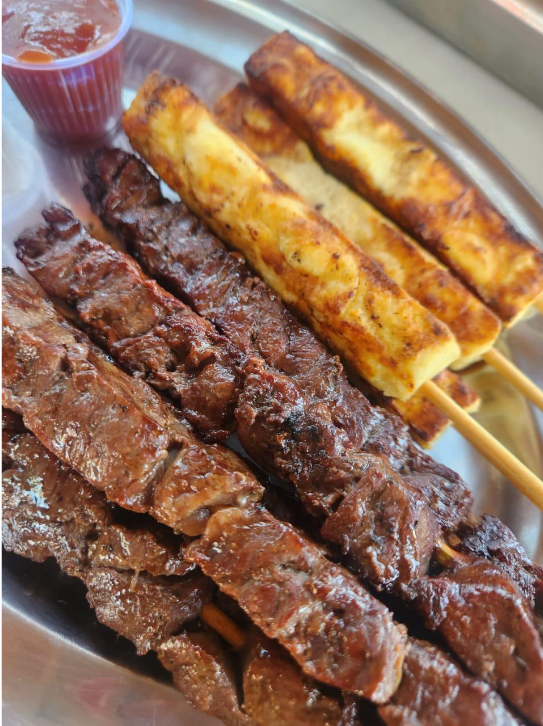 Espetinhos de carne e queijo coalho na brasa